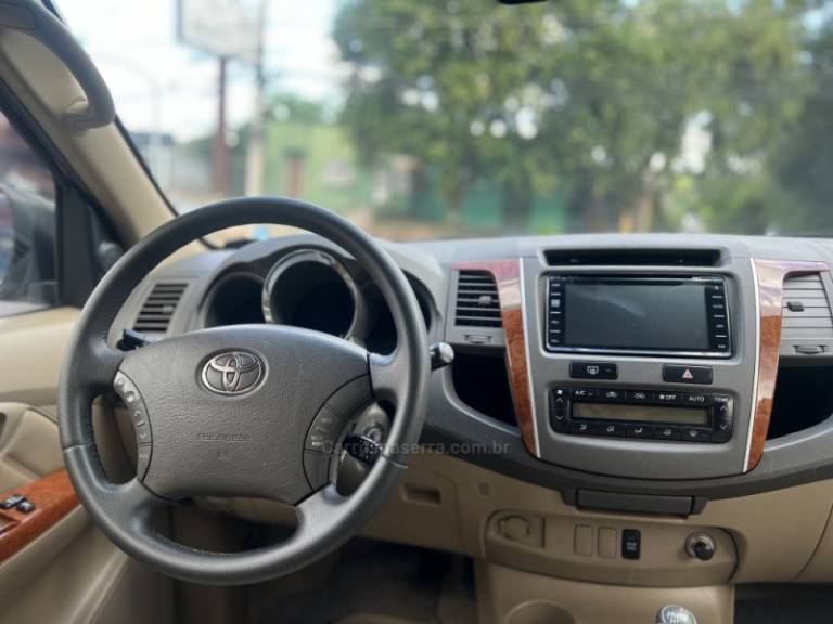 TOYOTA - HILUX SW4 - 2010/2010 - Prata - R$ 118.900,00