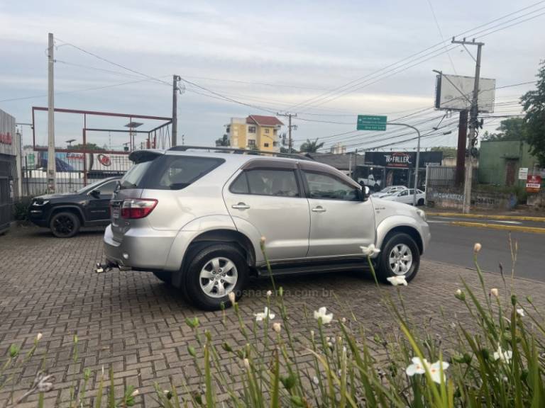 TOYOTA - HILUX SW4 - 2010/2010 - Prata - R$ 111.000,00