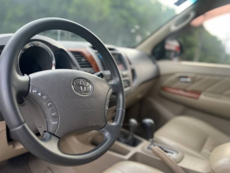 TOYOTA - HILUX SW4 - 2010/2010 - Prata - R$ 111.000,00