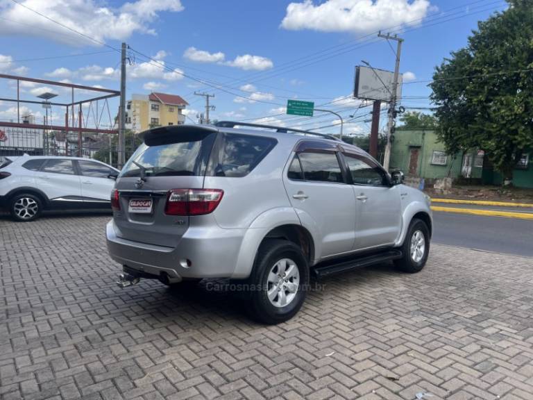 TOYOTA - HILUX SW4 - 2010/2010 - Prata - R$ 118.900,00