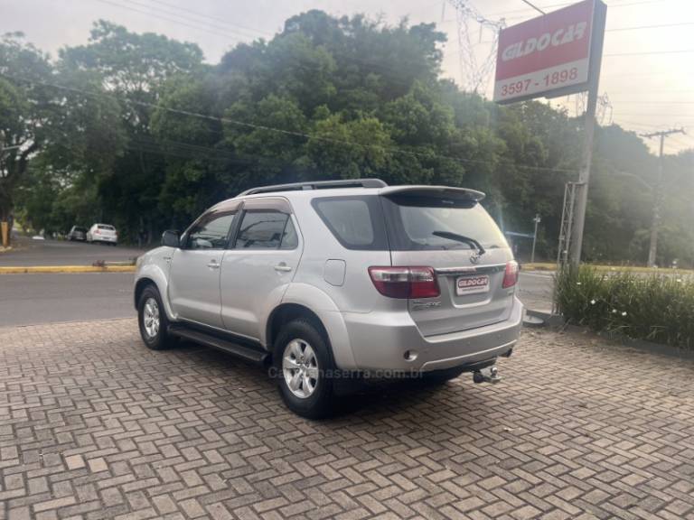 TOYOTA - HILUX SW4 - 2010/2010 - Prata - R$ 111.000,00