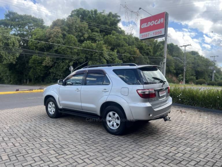 TOYOTA - HILUX SW4 - 2010/2010 - Prata - R$ 118.900,00